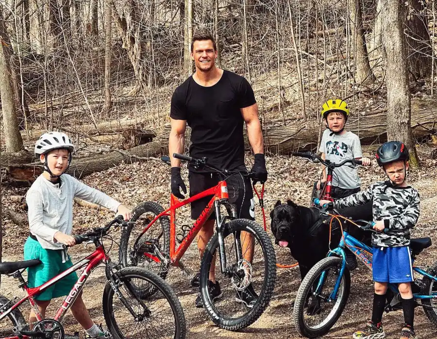 Reacher Star Alan Ritchson and Wife Catherine s Family Album With 3 Sons See Photos 078