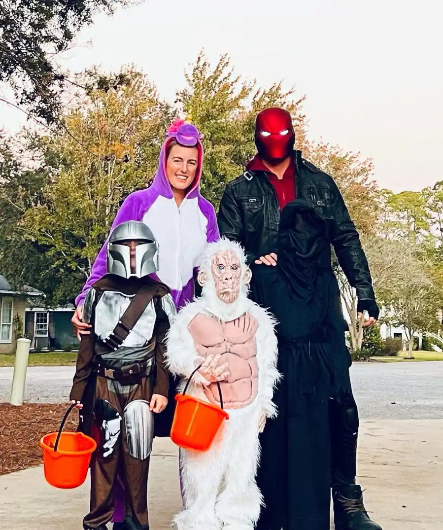 Reacher Star Alan Ritchson and Wife Catherine s Family Album With 3 Sons See Photos 080