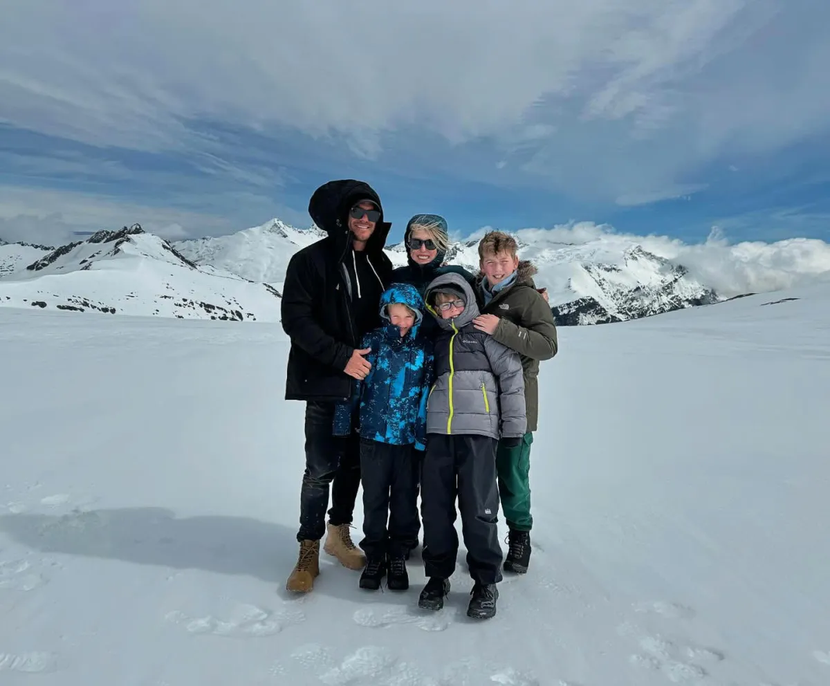 Reacher Star Alan Ritchson and Wife Catherine s Family Album With 3 Sons See Photos 086