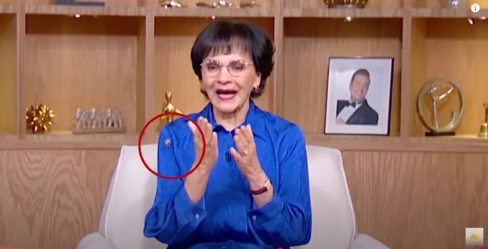 Captura de pantalla del momento en que se cae el arete de Pati Chapoy en Ventaneando