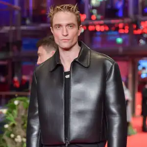 Robert Pattinson Is An 'Expert' at Changing His Daughter's Diapers