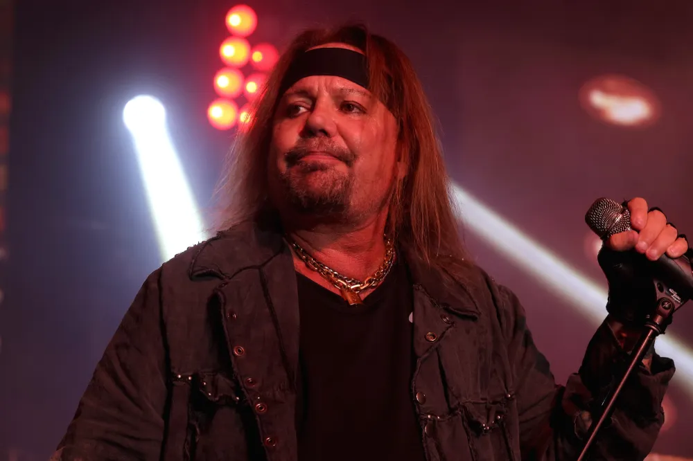 Motley Crue Vince Neil's Girlfriend Injured, Pilot Killed in Plane Crash
