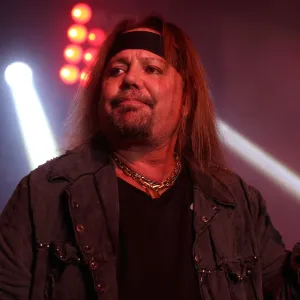 Motley Crue Vince Neil's Girlfriend Injured, Pilot Killed in Plane Crash