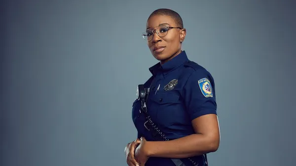 911s Aisha Hinds on Handling Bobbys Mom Bucks Love Life as Director