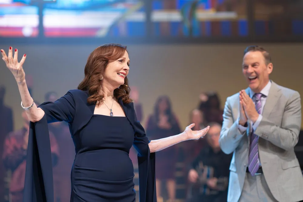 911s Aisha Hinds on Handling Bobbys Mom Bucks Love Life as Director