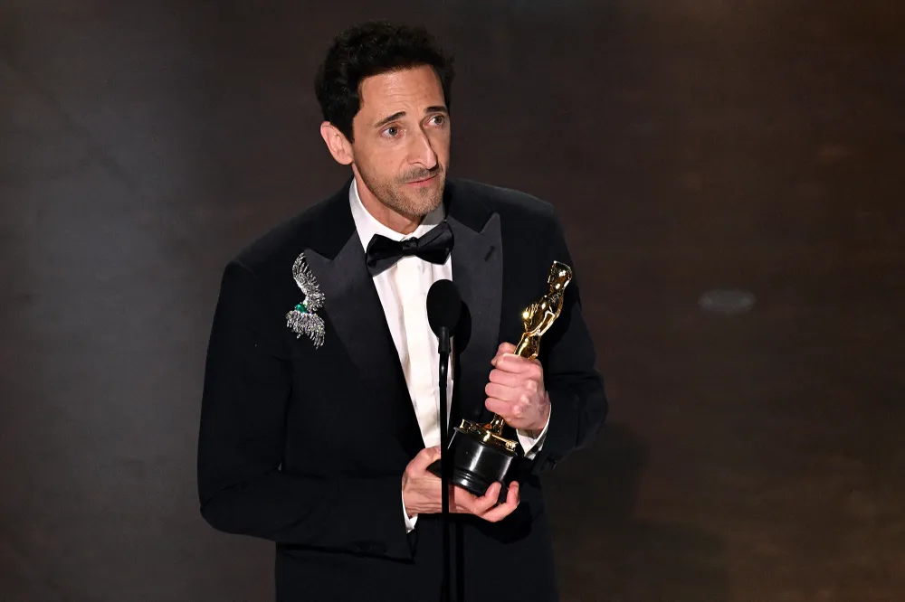 Adrien Brody menciona a los hijos de Georgina Chapman con Harvey Weinstein en medio del discurso de aceptaci&oacute;n en los Oscars 2025