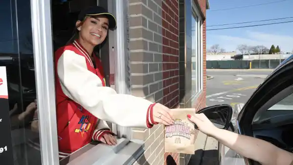 Clarissa Molina como cajera en McDonald's