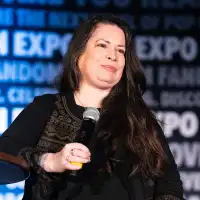 Celeb Bio Holly Marie Combs