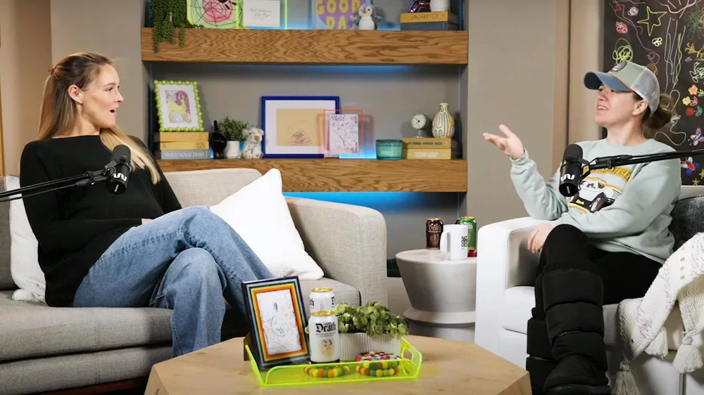 Fans Gush Over Kelly Clarkson Going Makeup Free on Kylie Kelces Podcast