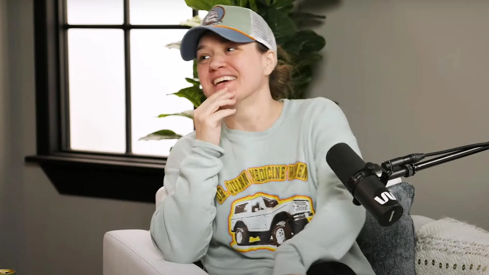 Fans Gush Over Kelly Clarkson Going Makeup Free on Kylie Kelces Podcast