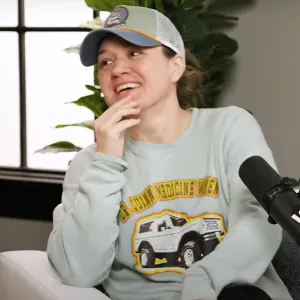 Fans Gush Over Kelly Clarkson Going Makeup Free on Kylie Kelces Podcast