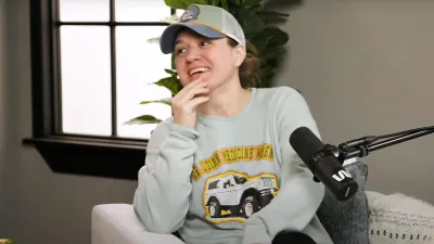 Fans Gush Over Kelly Clarkson Going Makeup Free on Kylie Kelces Podcast