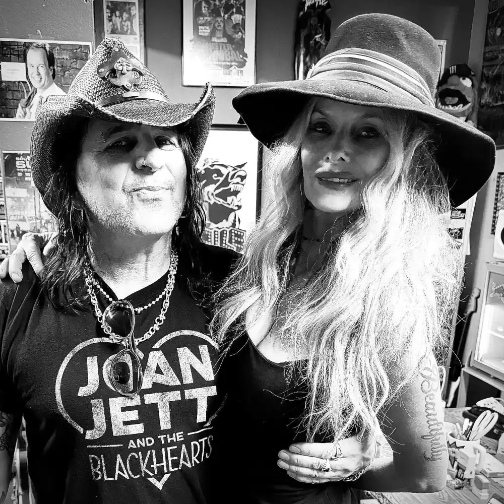 La prometida del cantante de Faster Pussycat, Taime Downe, muere tras caer por la borda de un crucero