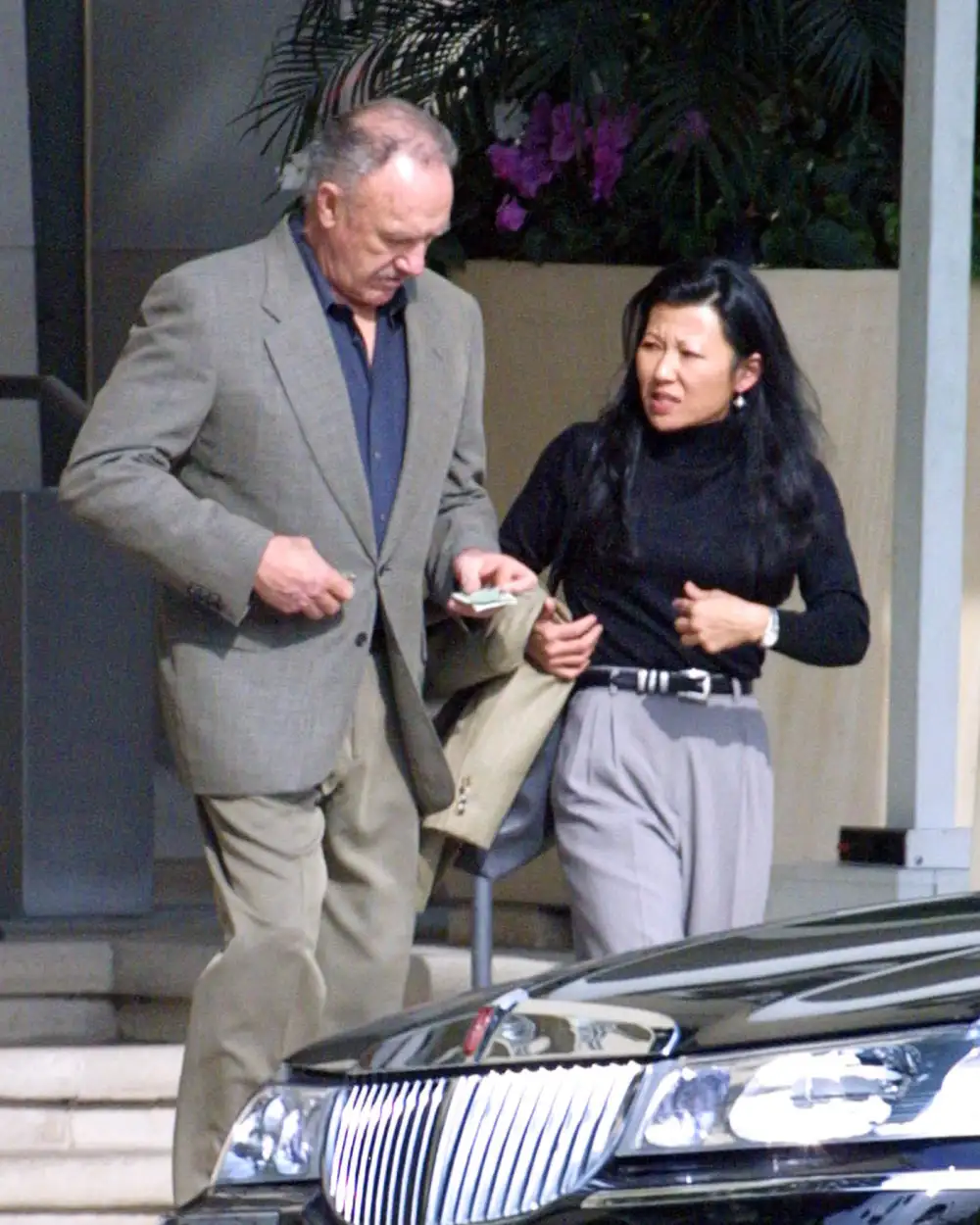 Gene Hackman y su esposa Betsy Arakawa en conferencia de prensa