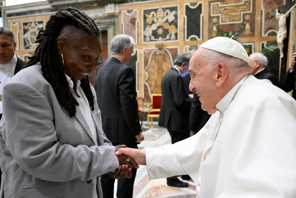 Whoopi Goldberg y el Papa Francisco en una audiencia privada en el Vaticano