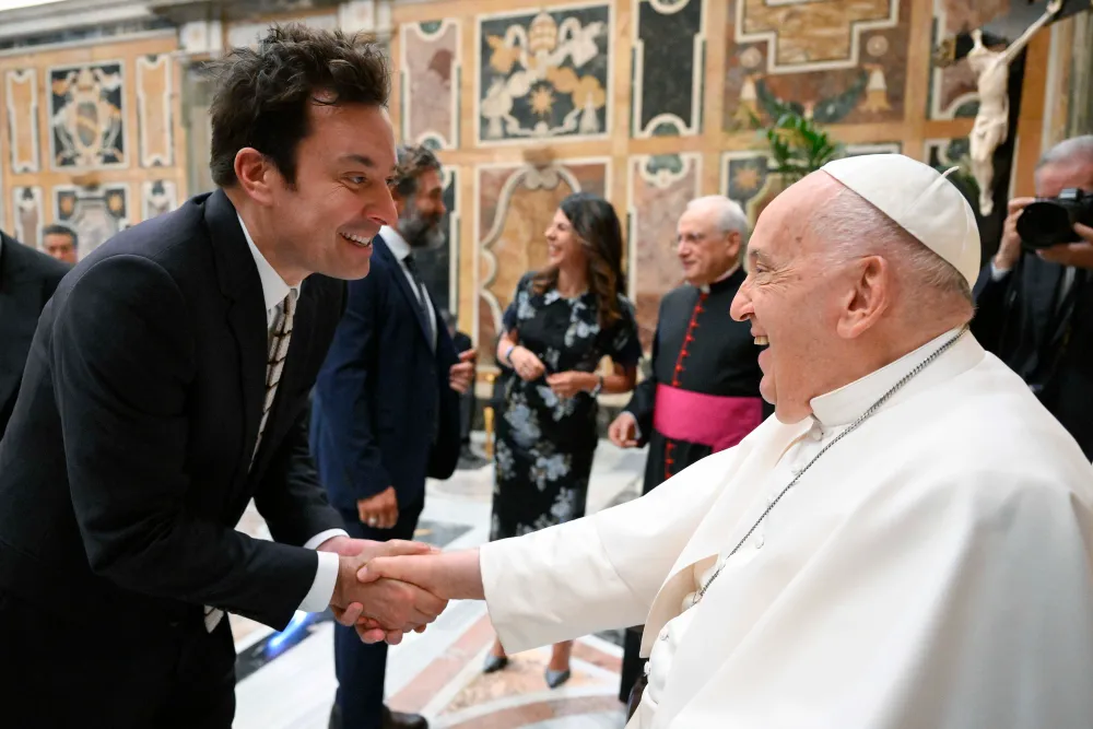 Jimmy Fallon y el Papa Francisco en una audiencia en el Vaticano