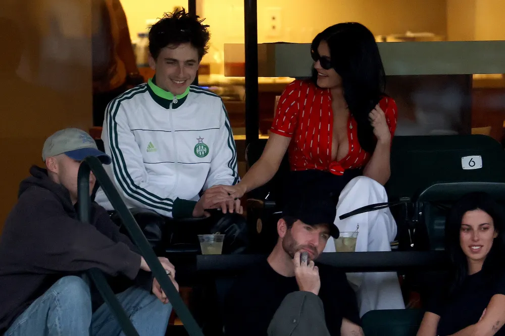 Kylie Jenner y Timothee Chalamet llevan su relaci&oacute;n llena de afecto a un partido de tenis