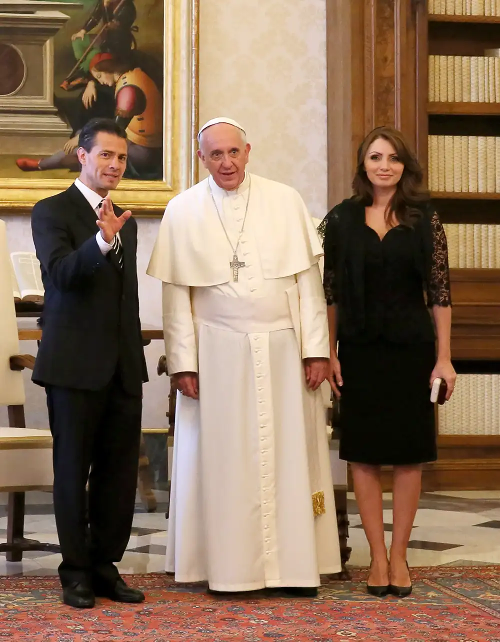 Enrique Pe&ntilde;a Nieto, el Papa Francisco y Ang&eacute;lica Rivera durante la visita del pont&iacute;fice a M&eacute;xico