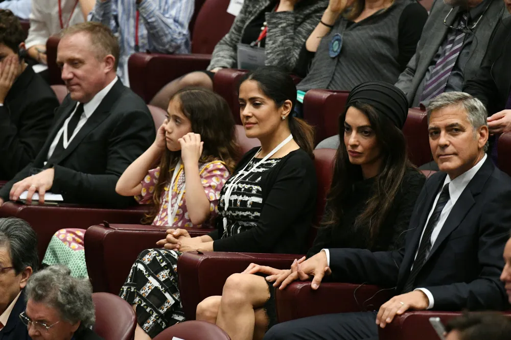 Salma Hayek con su hija Paloma Pinault y su esposo Francois Henry Pinault en una audiencia privada con el Papa Francisco.