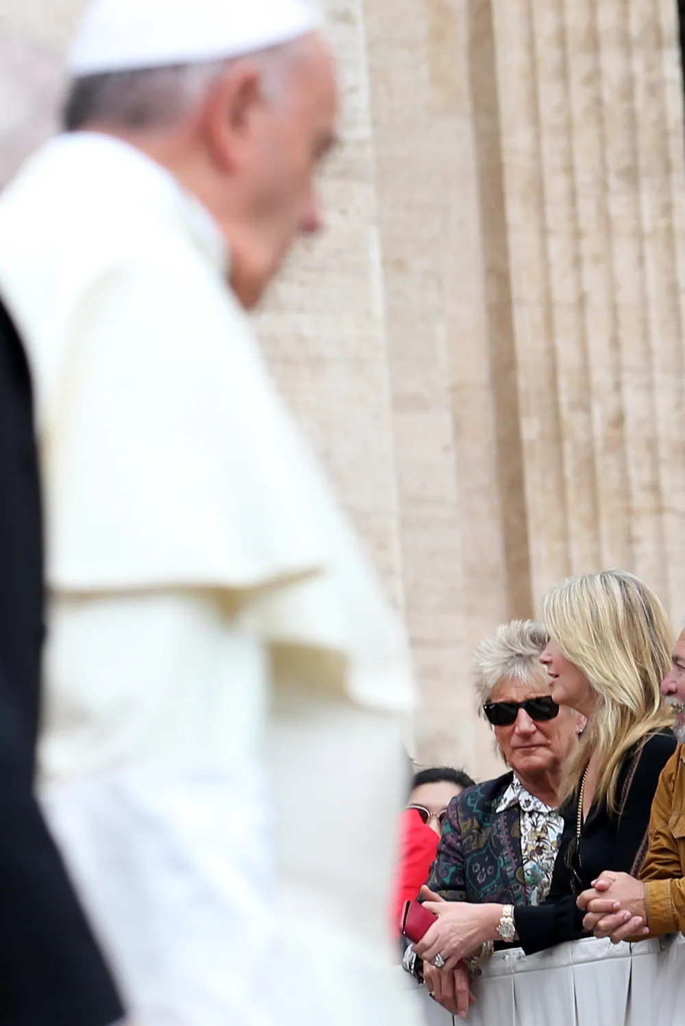 Rod Stewart en el Vaticano esperando por el Papa Francisco