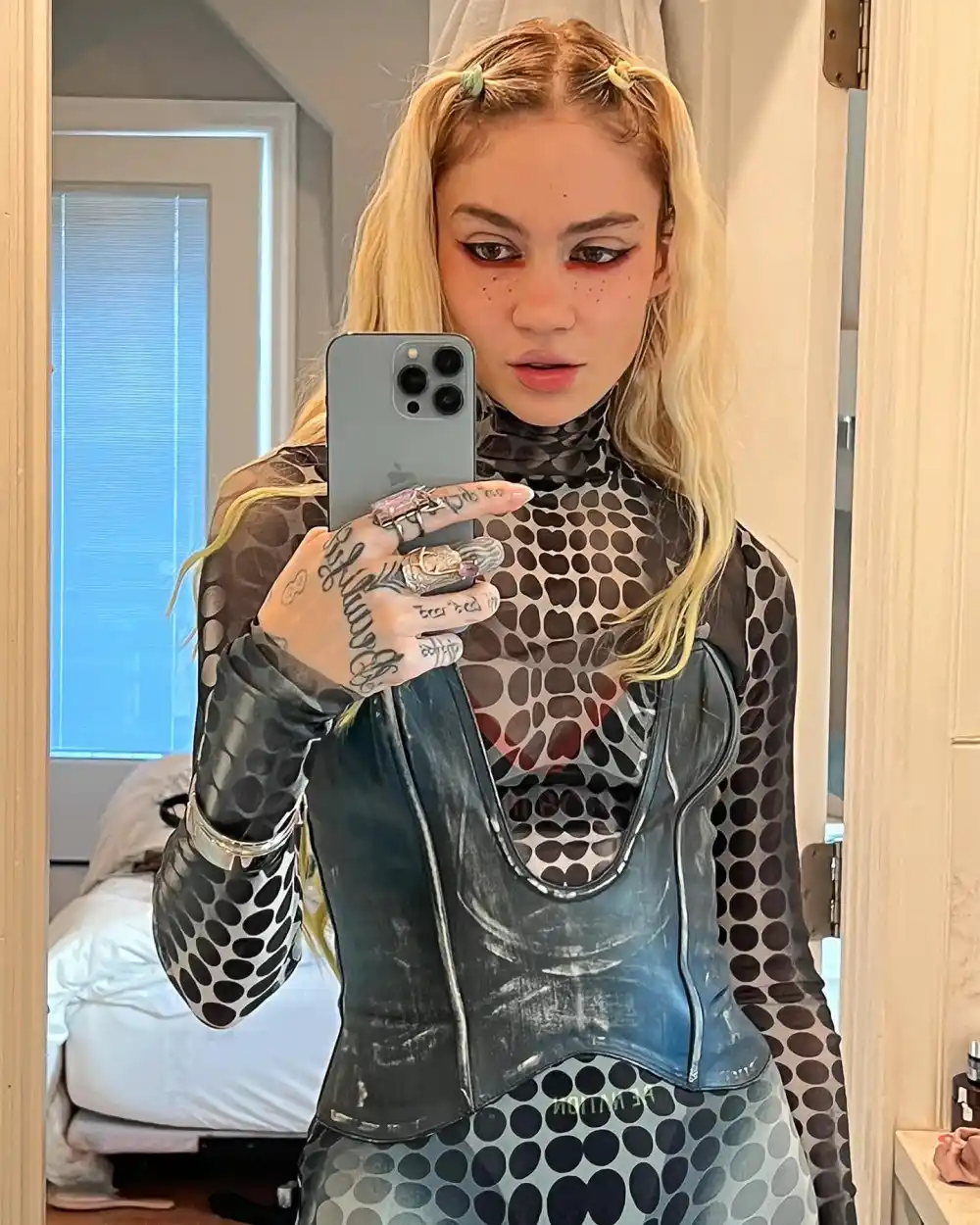 Grimes Says She Was Recently Diagnosed With ADHD and Autism Also Thinks She s Dyslexic 826