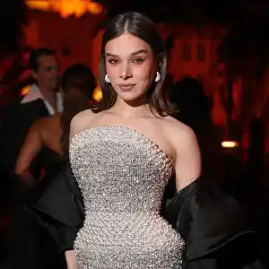 FTR Hailee Steinfeld Sparkles During Solo Outing at 2025 Vanity Fair Oscars Party
