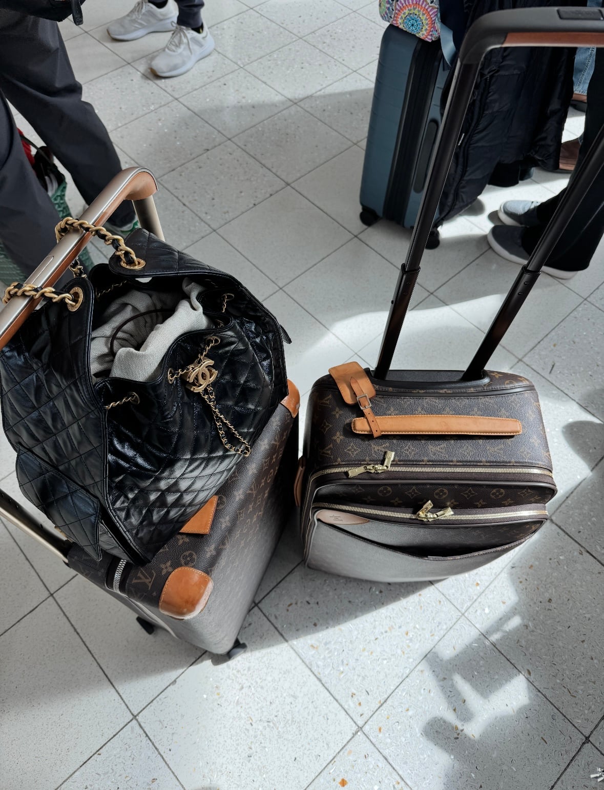 Chanel 25 Medium Size | what fits chanel 25 bag | chanel 25 comparison | chanel 25 review | chanel 25 sizes | chanel 25 price | chanel 25s bags