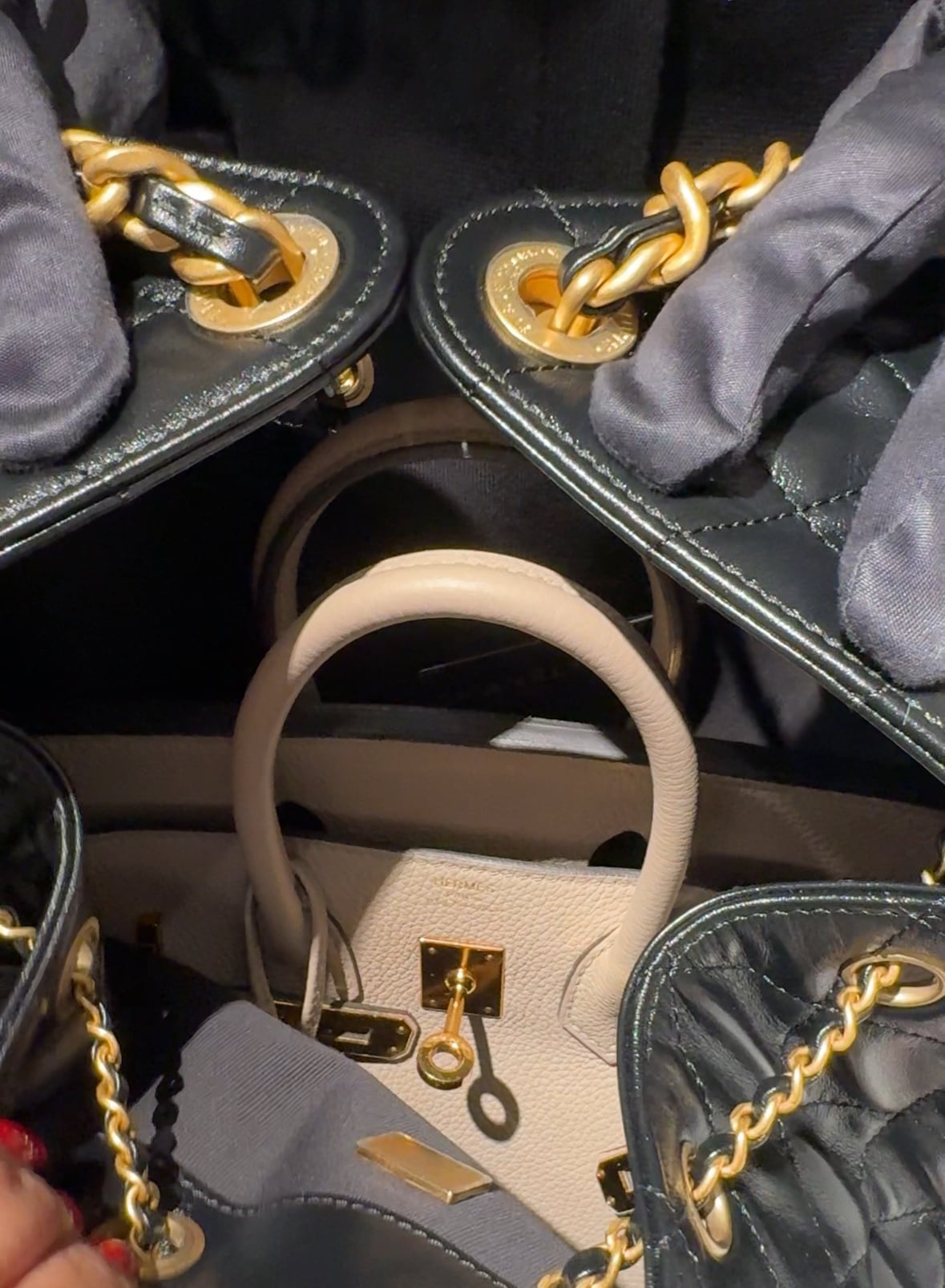 Chanel 25 Medium Size | what fits chanel 25 bag | chanel 25 comparison | chanel 25 review | chanel 25 sizes | chanel 25 price | chanel 25s bags