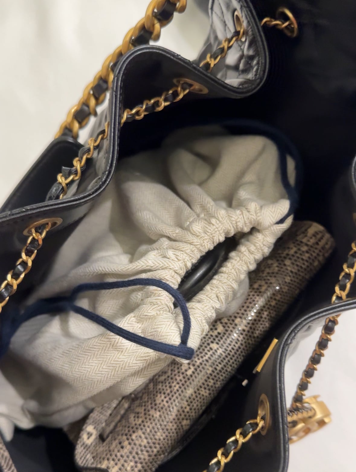 Chanel 25 Medium Size | what fits chanel 25 bag | chanel 25 comparison | chanel 25 review | chanel 25 sizes | chanel 25 price | chanel 25s bags