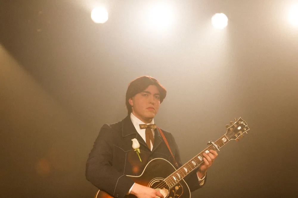 Kevin Kaarl rinde tributo a Jos&eacute; Jos&eacute; con su intrepretaci&oacute;n de 'El Triste' en su 55 aniversario