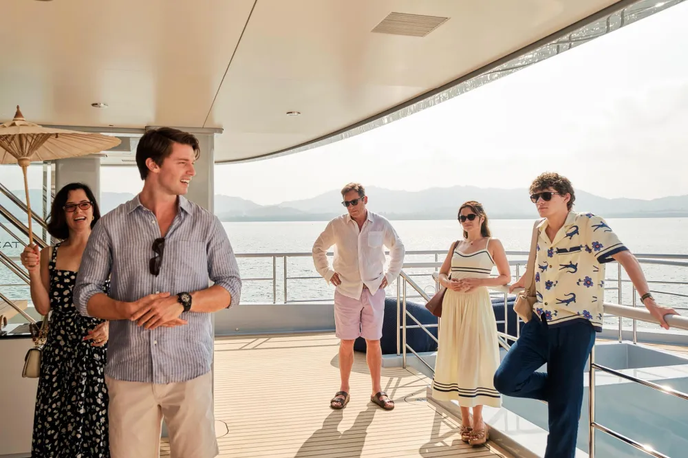 Jason Isaacs Teases How Friendships Between Certain The White Lotus Stars Got Lost on Set 190