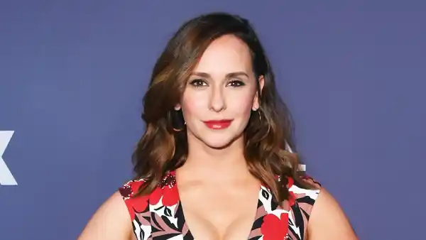 Jennifer Love Hewitt Shares Makeup Free Selfie