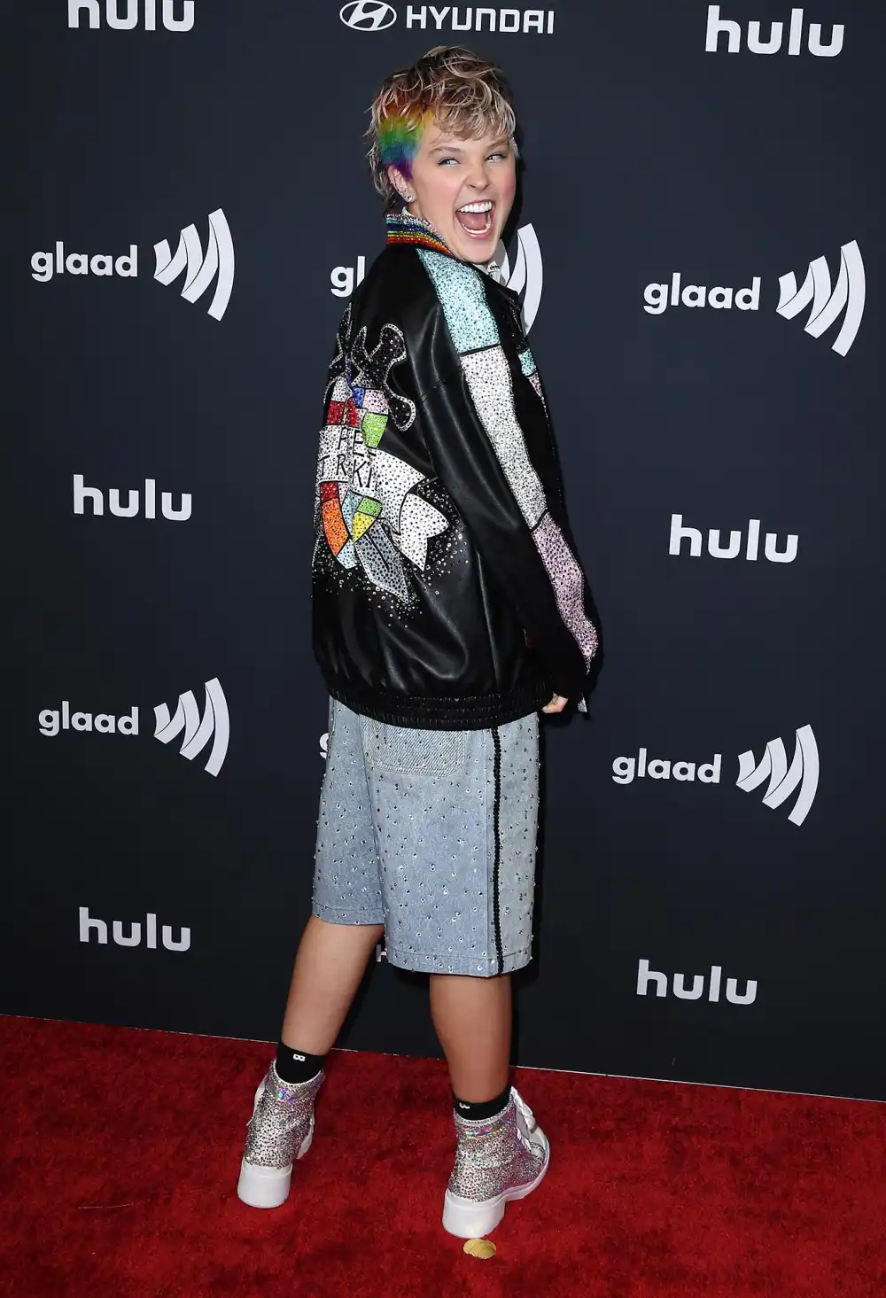 JoJo Siwa Is Nearly Unrecognizable in Clean Girl Makeover See Her Transformation