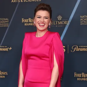 Kelly Clarkson Recalls Doing Shows in Cow S After American Idol Win