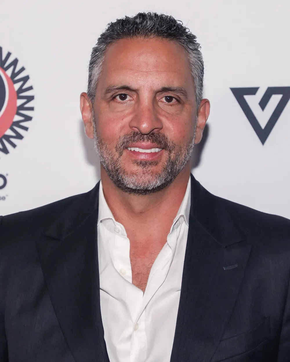 Kyle Removes Wife From IG Bio After Mauricio Kisses New Woman on RHOBH