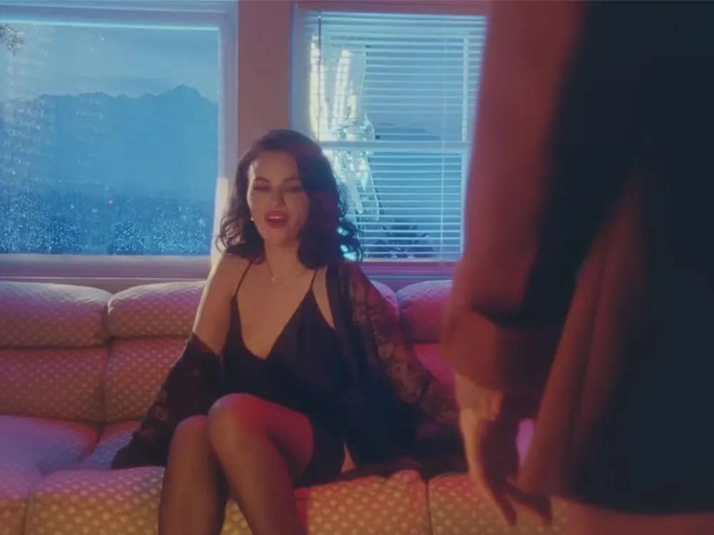 Selena Gomez and Benny Blancos First Date Night Style Hints in New Music Video