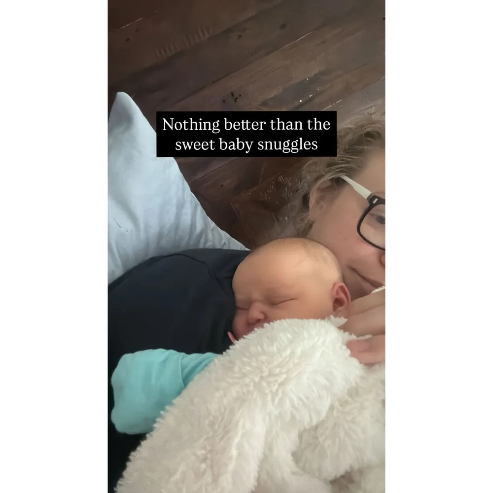 Sister Wives Maddie Says There s Nothing Better Than Snuggling Newborn Daughter