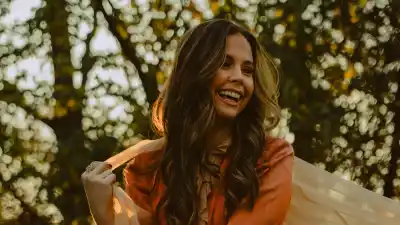 Luxury Handbag Shopping s Backstage Pass Sierra Hull s Ideal Afterparty Includes an Impromptu Jam Session 059