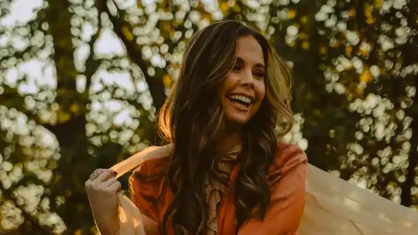 Luxury Handbag Shopping s Backstage Pass Sierra Hull s Ideal Afterparty Includes an Impromptu Jam Session 059