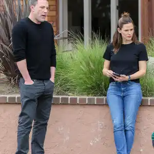 Whats Going on Between Exes Ben Affleck and Jennifer Garner