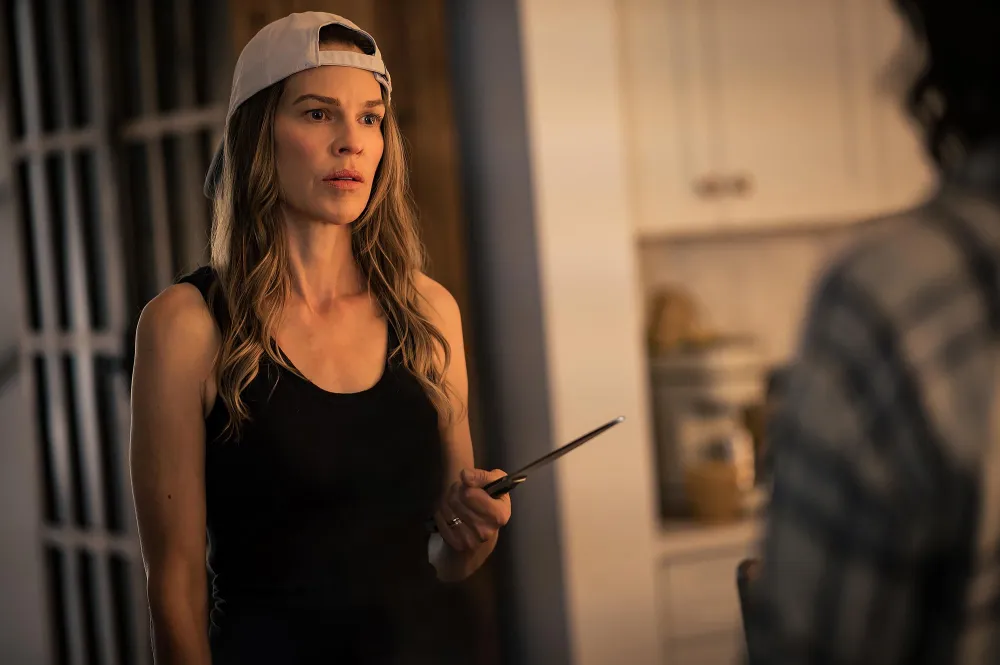 Why Yellowjackets Melanie Lynskey Was Afraid of Hilary Swank Cannibal Scene