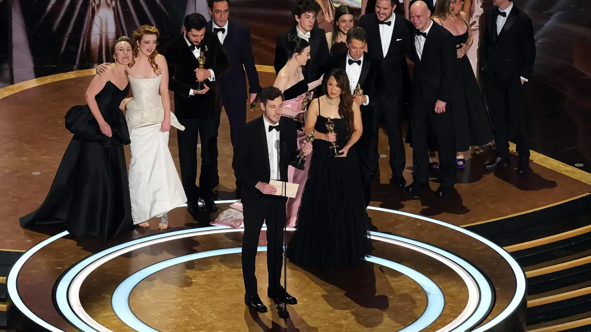 2202952212 HOLLYWOOD, CALIFORNIA - MARCH 02: Cast and crew including Darya Ekamasova, Lindsey Normington, Vache Tovmasyan, Karren Karagulian, Alex Coco, Mikey Madison, Mark Eydelshteyn, Samantha Quan, Luna Sofía Miranda, Sean Baker, Drew Daniels and Yura Borisov accept the Best Picture award for "Anora" onstage during the 97th Annual Oscars at Dolby Theatre on March 02, 2025 in Hollywood, California. (Photo by Kevin Winter/Getty Images)