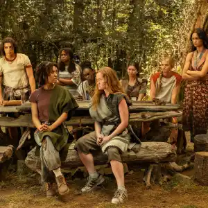 Yellowjackets Star Breaks Silence About Shocking Death Supports Fan Criticism