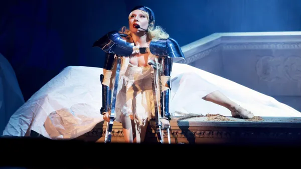 Lady Gaga Assures Coachella Fans Shes Singing Live After Microphone Issue