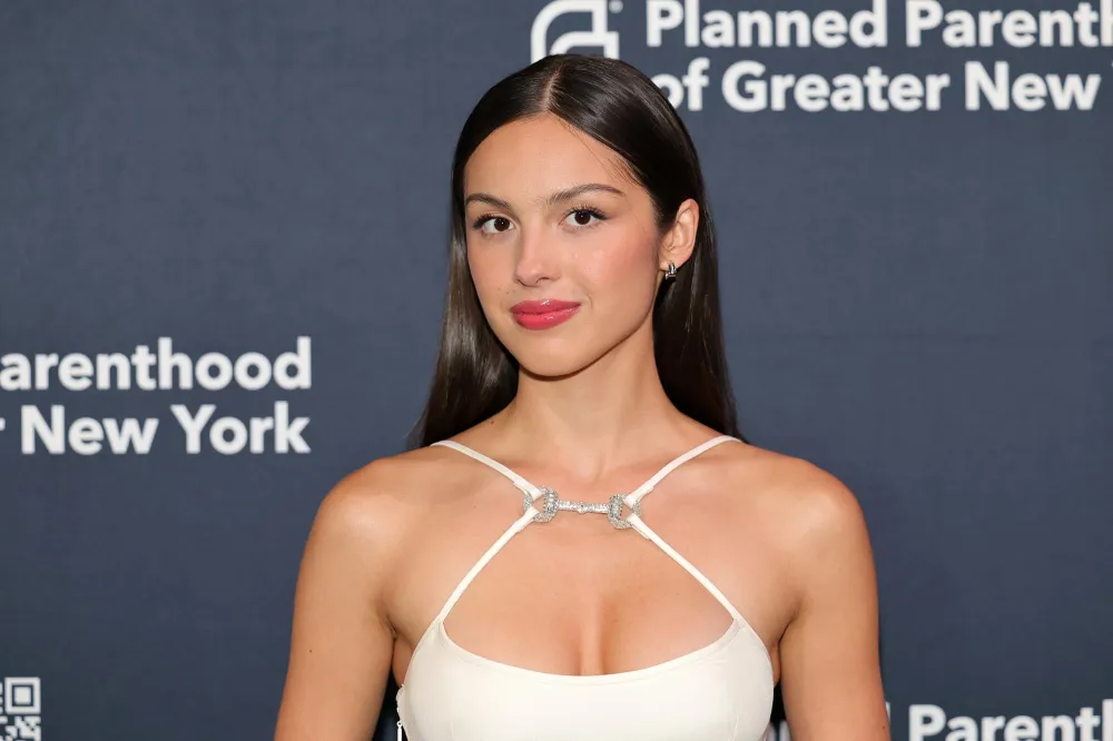 W Kamau Bells Daughter 10 Helped Him Prepare for Celebrity Jeopardy With Olivia Rodrigo Clues