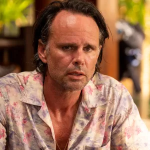 Walton Goggins Praises SNLs White Lotus Sketch That Mocked Aimee Lou Wood Amid Feud Rumors