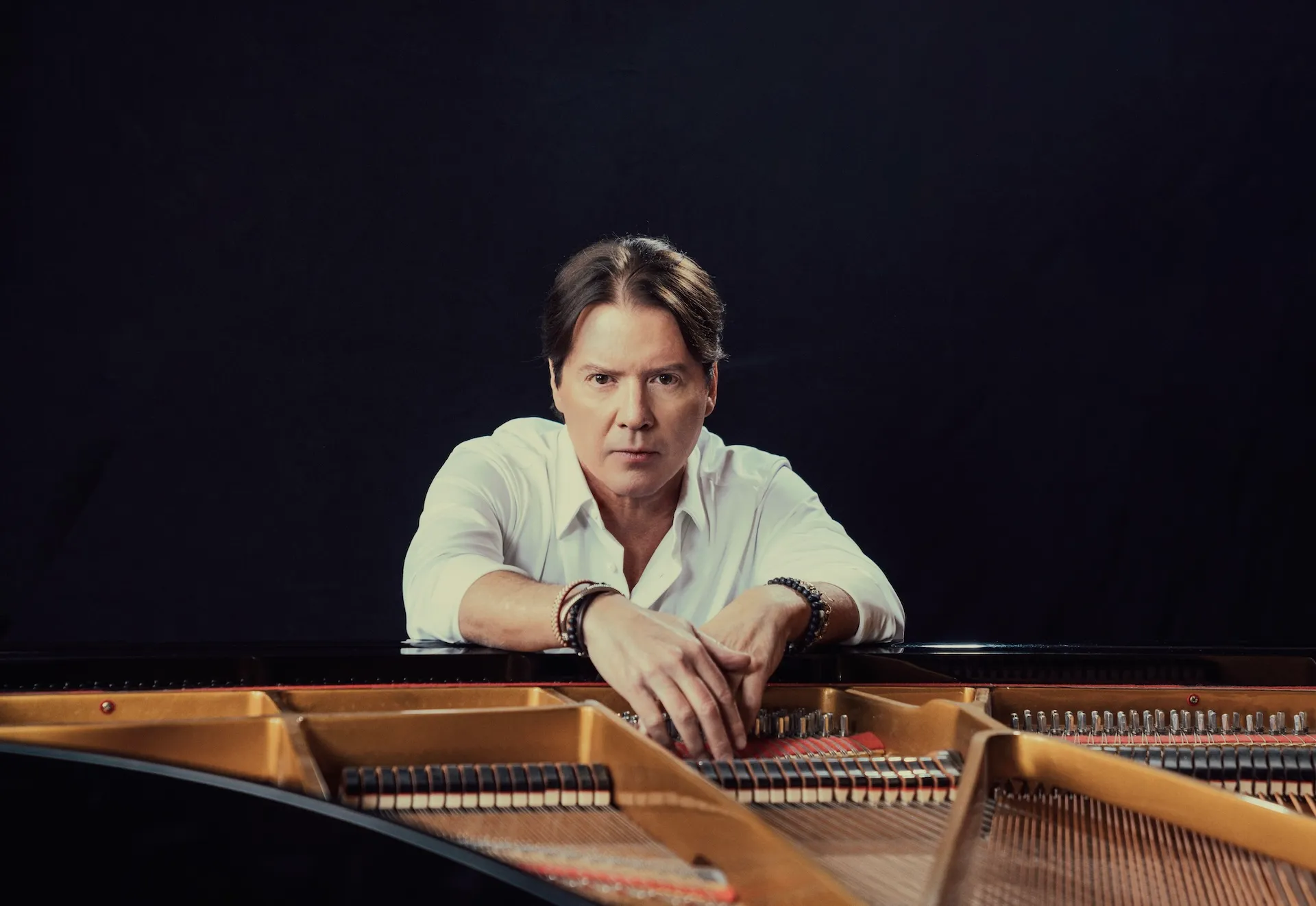 Arthur Hanlon, pianista, presenta su nuevo disco "Dos manos un mundo"