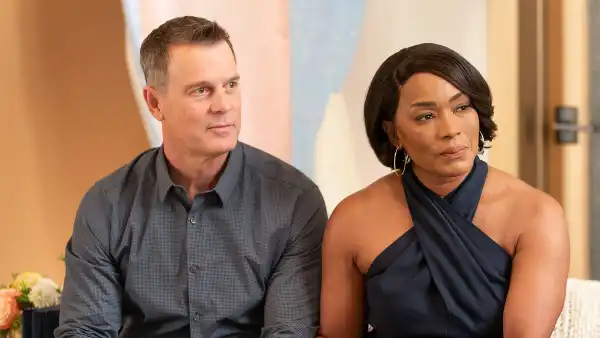 Angela Bassett and Peter Krause 911 04