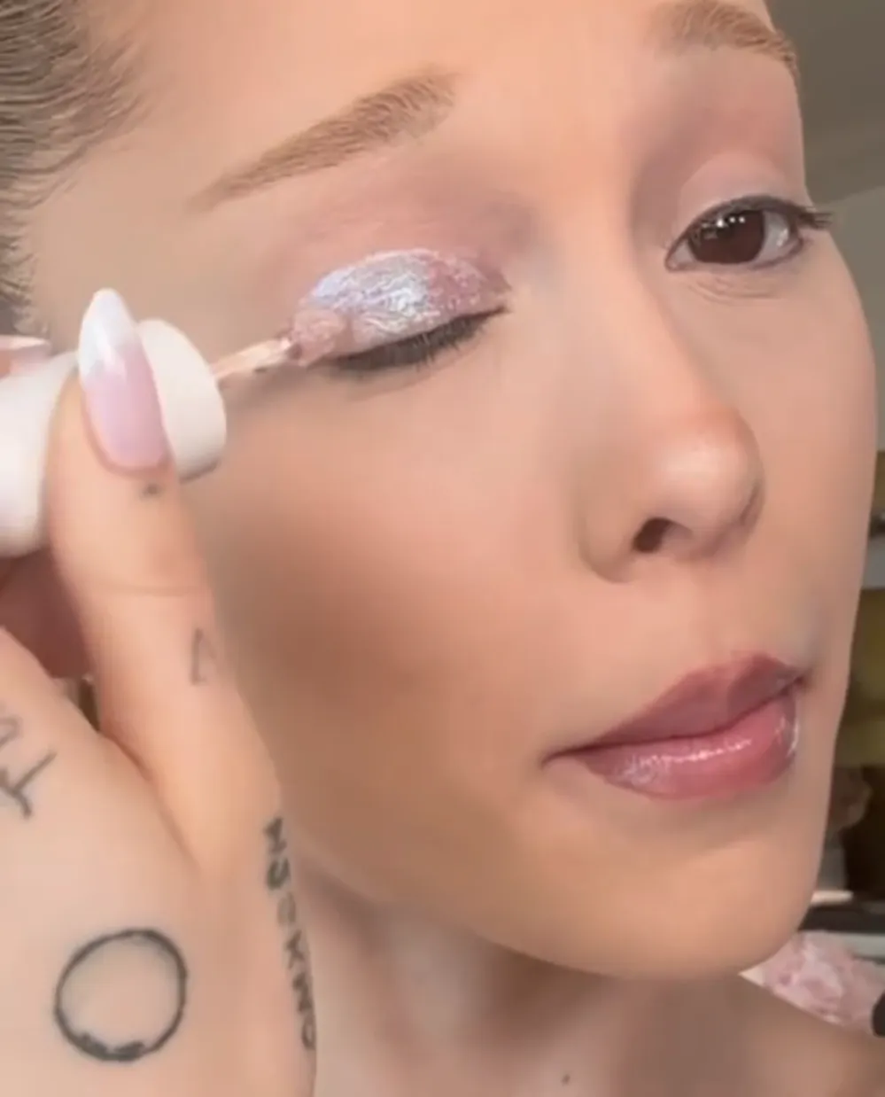 Ariana Grande Demonstrates How to Use Her Liquid Eyeshadows After Hair Transformation