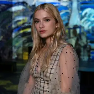 Camille Razat 4 Emily in Paris
